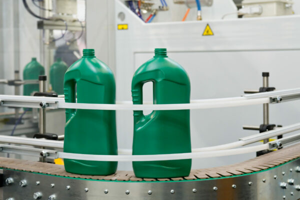 Serienfertigung von KunststoffbehälternMass production of plastic containers